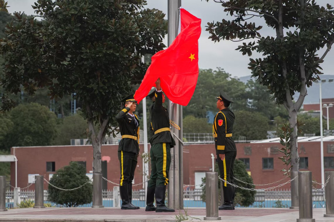 旗展长空下，赤诚满心怀——工艺美术系、工商管理系、自动化工程系举行爱国主义主题升旗仪式