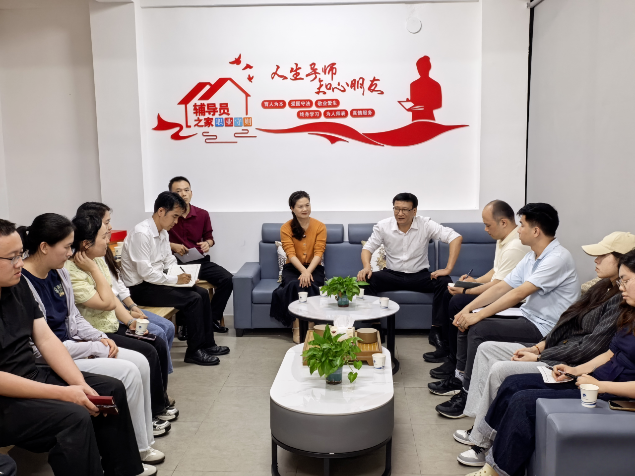 温暖集体行动 | 学院领导深入学生社区走访座谈 聚力打造温暖育人共同体